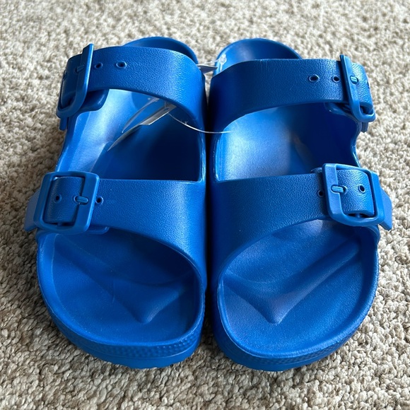 NWT Gap Pool Slides - Picture 2 of 3